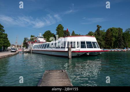 Ein Restaurantboot für eine Fahrt auf dem See Annecy in Frankreich Stockfoto