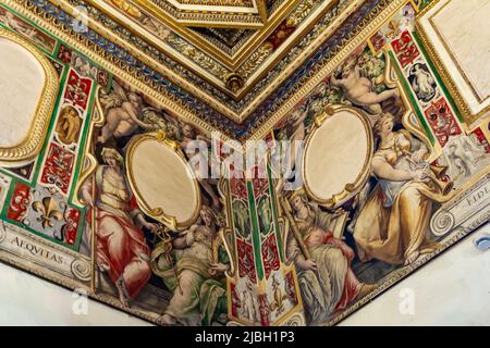 TIVOLI, ITALIEN - 23. SEPTEMBER 2018: Villa d'Este interior in Tivoli, Italien. Diese Villa aus dem 16. Jahrhundert in Tivoli gehört zum UNESCO-Weltkulturerbe Stockfoto