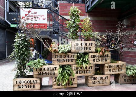 Chocolat Menier Boxen - Antiquitäten auf dem Flohmarkt Marché aux Puces de Saint-Ouen - Paris - Frankreich Stockfoto