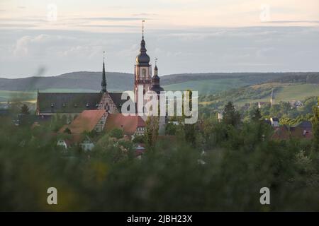 Blick auf die deutsche Stadt Tauberbischofsheim bei Sonnenuntergang mit Kirche und Turm in der Innenstadt. Stockfoto