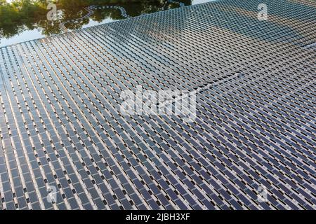 Schwimmende Solarzellen-Plattform-System auf dem See Stockfoto
