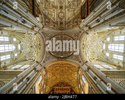 Gerippte gewölbte Decken und Kuppel des Querschiffs in der Mezquita-Kathedrale (große Moschee von Cordoba) - Cordoba, Spanien Stockfoto