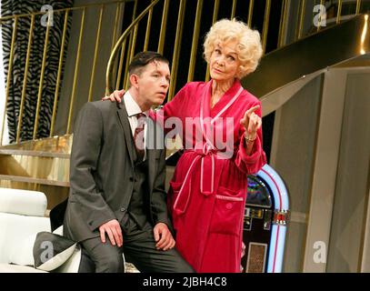 Lee Evans (Darnley Packer), Sheila Hancock (Emmie Packer) beim BELLEN IN ESSEX von Clive Exton im Wyndham's Theatre, London WC2 16/09/2013 Design: Simon Higlett Beleuchtung: James Farncombe Regie: Harry Burton Stockfoto