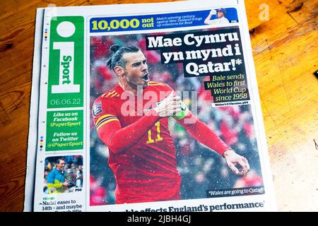 Wales gewinnt gegen den ukrainischen Fußball Gareth Bale Cymru, der nach Katar fährt, und die Schlagzeile der Zeitung „qatar i“ auf der Sportseite 6. Juni 2022, nachdem er das Tor London UK gewonnen hat Stockfoto