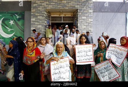 Bewohner von Nord-Karachi und Neu-Karachi veranstalten am Montag, den 06. Juni 2022, vor dem Gebäude des KWSB MD Sekretariats in Karachi eine Protestdemonstration gegen den Mangel an Trinkwasser in ihrem Gebiet. Stockfoto