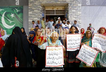 Bewohner von Nord-Karachi und Neu-Karachi veranstalten am Montag, den 06. Juni 2022, vor dem Gebäude des KWSB MD Sekretariats in Karachi eine Protestdemonstration gegen den Mangel an Trinkwasser in ihrem Gebiet. Stockfoto