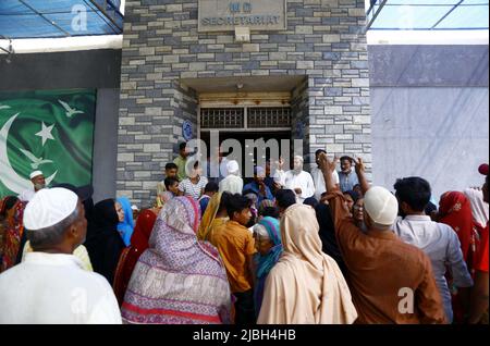 Bewohner von Nord-Karachi und Neu-Karachi veranstalten am Montag, den 06. Juni 2022, vor dem Gebäude des KWSB MD Sekretariats in Karachi eine Protestdemonstration gegen den Mangel an Trinkwasser in ihrem Gebiet. Stockfoto