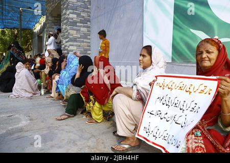 Bewohner von Nord-Karachi und Neu-Karachi veranstalten am Montag, den 06. Juni 2022, vor dem Gebäude des KWSB MD Sekretariats in Karachi eine Protestdemonstration gegen den Mangel an Trinkwasser in ihrem Gebiet. Stockfoto