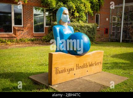 Eine Gedenkstätte für eine Krankenschwester, die eine Gesichtsmask trägt und einen Globus hält, um Gesundheitshelfern für ihre Arbeit während der COVID-19-Pandemie zu danken. Stockfoto