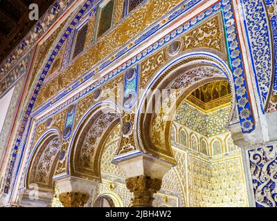 Mudejar-Dekorationen im Salon del Techo de Rojo II (Deckenraum von Rojo II) im Palacio del Rey Don Pedro (Palast von König Don Pedro) - Real Alcazar - Stockfoto