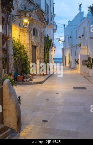 Monopoli - das alte Stadtschiff mit der kleinen Kapelle in der Abenddämmerung. Stockfoto