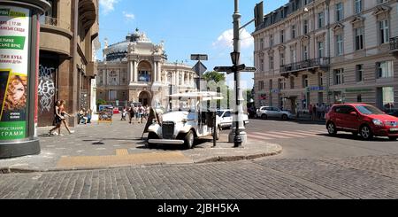 ODESSA, UKRAINE - 16. JUNI 2019: Dies ist die Kreuzung von zwei der berühmtesten Straßen der Stadt neben dem Opernhaus. Stockfoto