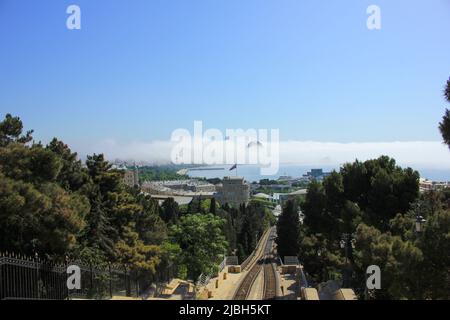 Baku Stadt. Aserbaidschan. 05.16.2021 Jahre. Nebel kriecht durch die Stadt. Stockfoto