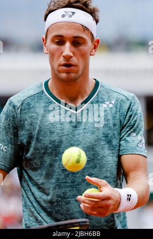 Paris, Frankreich. 5.. Juni 2022. Der norwegische Tennisspieler Casper Ruud ist beim French Open Grand Slam Tennisturnier 2022 in Roland Garros, Paris, Frankreich, im Einsatz. Frank Molter/Alamy Live Nachrichten Stockfoto