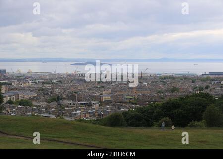 Blick über Leith, Edinburgh Richtung Firth of Forth von der Spitze des Calton Hill Stockfoto