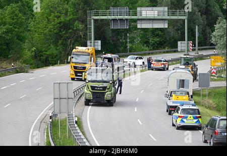 Garmisch Partenkirchen, Deutschland. 06.. Juni 2022. Blick auf die teilweise geschlossene Bundesstraße B2, die direkt am Unfallort des Regionalzuges vorbeiführt. Drei Tage nach dem schweren Eisenbahnunfall mit fünf Toten und vielen Verletzten ist die wichtigste Frage noch offen: Wie konnte es passieren, dass ein Regionalexpress plötzlich entgleiste? Quelle: Uwe Lein/dpa/Alamy Live News Stockfoto