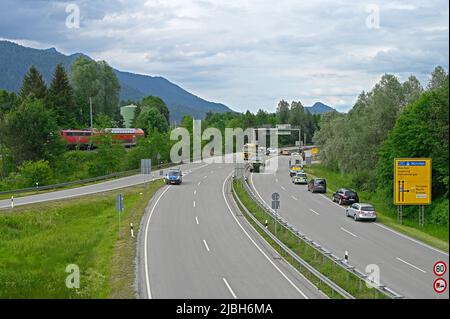 Garmisch Partenkirchen, Deutschland. 06.. Juni 2022. Blick auf die teilweise geschlossene Bundesstraße B2, die direkt am Unfallort des Regionalzuges vorbeiführt. Drei Tage nach dem schweren Eisenbahnunfall mit fünf Toten und vielen Verletzten ist die wichtigste Frage noch offen: Wie konnte es passieren, dass ein Regionalexpress plötzlich entgleiste? Quelle: Uwe Lein/dpa/Alamy Live News Stockfoto