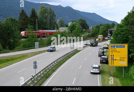 Garmisch Partenkirchen, Deutschland. 06.. Juni 2022. Blick auf die teilweise geschlossene Bundesstraße B2, die direkt am Unfallort des Regionalzuges vorbeiführt. Drei Tage nach dem schweren Eisenbahnunfall mit fünf Toten und vielen Verletzten ist die wichtigste Frage noch offen: Wie konnte es passieren, dass ein Regionalexpress plötzlich entgleiste? Quelle: Uwe Lein/dpa/Alamy Live News Stockfoto