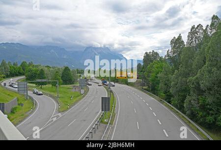 Garmisch Partenkirchen, Deutschland. 06.. Juni 2022. Blick auf die teilweise geschlossene Bundesstraße B2, die direkt am Unfallort des Regionalzuges vorbeiführt. Drei Tage nach dem schweren Eisenbahnunfall mit fünf Toten und vielen Verletzten ist die wichtigste Frage noch offen: Wie konnte es passieren, dass ein Regionalexpress plötzlich entgleiste? Quelle: Uwe Lein/dpa/Alamy Live News Stockfoto