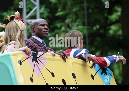 Christopher ( Chris ) Livingstone Eubank ist ein britischer ehemaliger Boxer, der von 1985 bis 1998 an der WM teilnahm. In einem offenen Bus am Platinum Jubilee Pageant 2022 in der Mall, London Stockfoto