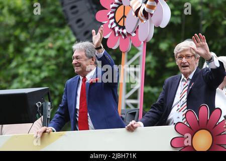 (L bis R) Alan Fred Titchmarsh ist ein englischer Gärtner, Sender, TV-Moderator, Dichter und Romanautor. William ( Bill ) Patrick Roache ist ein englischer Schauspieler. Er ist vor allem dafür bekannt, dass er Ken Barlow in der ITV SOAP Opera Coronation Street spielt, seit sie am 9. Dezember 1960 zum ersten Mal ausgestrahlt wurde. Er ist in den Guinness-Weltrekorden als dienstältester Fernsehstar in einer kontinuierlichen Rolle aufgeführt. Beide befinden sich in einem offenen Bus am Platinum Jubilee Pageant 2022 in der Mall, London. Stockfoto