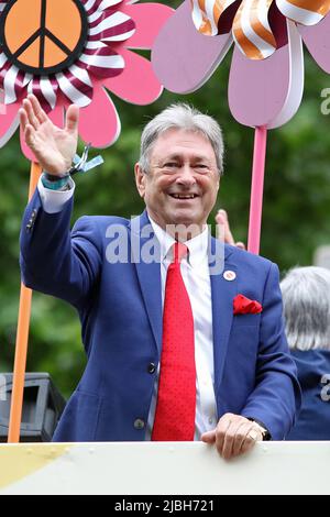 Alan Fred Titchmarsh ist ein englischer Gärtner, Sender, TV-Moderator, Dichter und Schriftsteller. In einem offenen Bus am Platinum Jubilee Pageant 2022 in der Mall, London Stockfoto