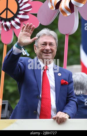 Alan Fred Titchmarsh ist ein englischer Gärtner, Sender, TV-Moderator, Dichter und Schriftsteller. In einem offenen Bus am Platinum Jubilee Pageant 2022 in der Mall, London Stockfoto