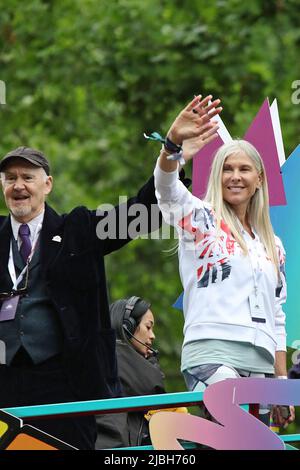 (L bis R) Nigel George Planer ist ein britischer Schauspieler, Komiker, Musiker, Romanautor und Dramatiker ( in The Young Ones). Sharron Elizabeth Davies, eine ehemalige englische Schwimmerin, die Großbritannien bei den Olympischen Spielen vertrat. Beide in einem offenen Bus auf dem Platinum Jubilee Pageant 2022 in der Mall, London Stockfoto