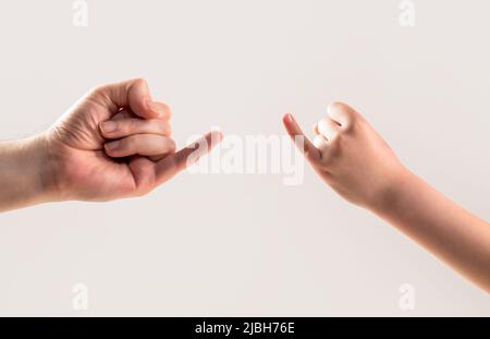 Der kleine Finger der beiden Hände hält sich zusammen. Zeige Freundschaft und Vergebung. Vater, Tochter Hand machen Versprechen Freundschaft Konzept. Kinderhaken Stockfoto