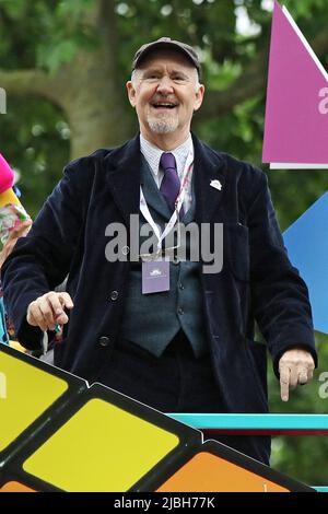 Nigel George Planer ist ein britischer Schauspieler, Komiker, Musiker, Romanautor und Dramatiker ( mit den Jungen). In einem offenen Bus am Platinum Jubilee Pageant 2022 in der Mall, London Stockfoto