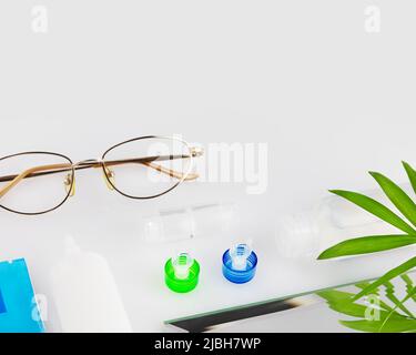 Ophthalmologische Karte mit Kontaktlinsenkit mit Linsen Stockfoto