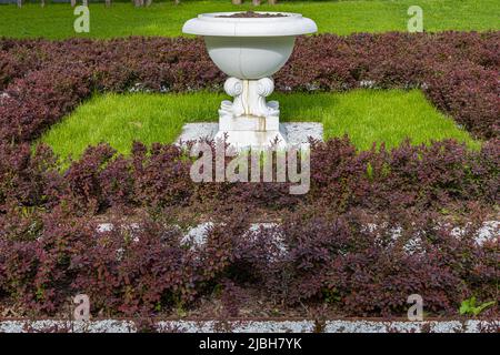 Moskau, Russland - 03. Juni 2022: Blumenbeet aus Stein in Form einer Vase Stockfoto