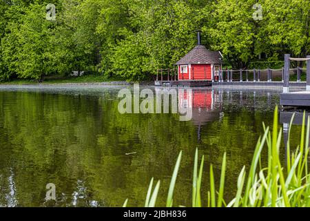 Moskau, Russland - 03. Juni 2022: Fischerhaus am Ufer des Stausees Stockfoto