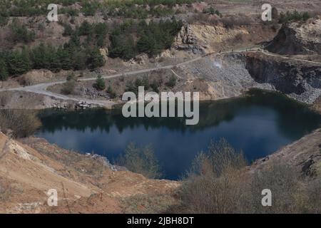 Der Emerald Lake von Racos von einem oberen Pfad aus gesehen Stockfoto