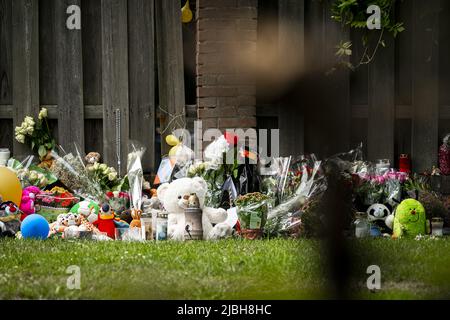 2022-06-06 15:12:53 GEELEEN - immer mehr Menschen legen Blumen und ausgestopfte Tiere an dem Ort, wo 9-jährige Gino gefunden wurde. Der 22-jährige Donny M. wurde wegen des Verdachts der Entführung und der Beteiligung am Tod des Jungen verhaftet. ANP ROB ENGELAAR niederlande aus - belgien aus Stockfoto