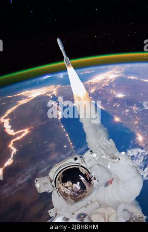 Astronaut winkt auf einem Spacewalk zur Kamera. Space-Szene. Die Elemente dieses Bildes wurden von der NASA eingerichtet. Stockfoto
