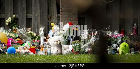 2022-06-06 15:12:53 GEELEEN - immer mehr Menschen legen Blumen und ausgestopfte Tiere an dem Ort, wo 9-jährige Gino gefunden wurde. Der 22-jährige Donny M. wurde wegen des Verdachts der Entführung und der Beteiligung am Tod des Jungen verhaftet. ANP ROB ENGELAAR niederlande aus - belgien aus Stockfoto