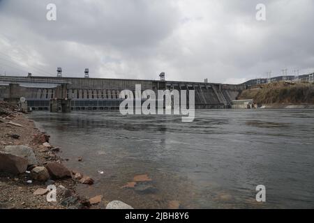 Staudamm des Wasserkraftwerks ГЭС im Fluss Jenissei bei Krasnojarsk, Sibirien, wie auch auf den 10 Rubel-Banknoten zu sehen ist Stockfoto