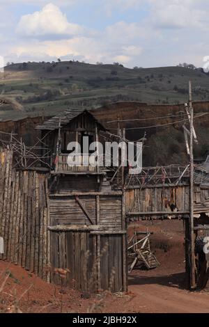 Das Panorama des Tores am Eingang des Filmdrehs, das sich im erloschenen Vulkan von Racos befindet, wurde aus einem niedrigeren Winkel erstellt Stockfoto