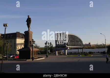 Statue von Alexander der dritte und monumentale Stahlspannteil der historischen ersten Eisenbahnbrücke über den ob, in "City Beginning Park", Nowosibirsk Stockfoto