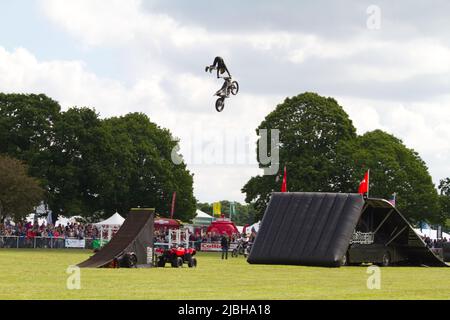 Das Bolddog Lings Freestyle Motorcross Team begeistert die Zuschauer auf der Suffolk Show im Trinity Park, Ipswich. Stockfoto