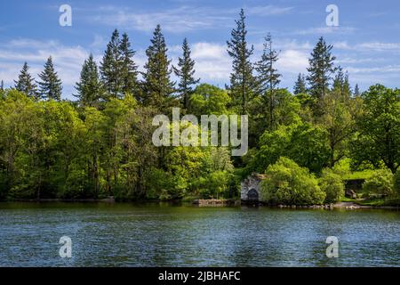 Ein Steinboathouse und Steg am westlichen Ufer von Windermere, Lake District, England Stockfoto