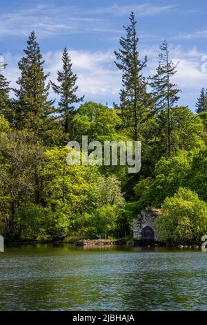 Ein Steinboathouse und Steg am westlichen Ufer von Windermere, Lake District, England Stockfoto