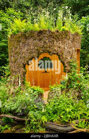 Ein Wald sanctury in einem größer als Leben Eichenbaum Stumpf in der verbundenen von Exante Garten von Tania Suonio entworfen. Stockfoto