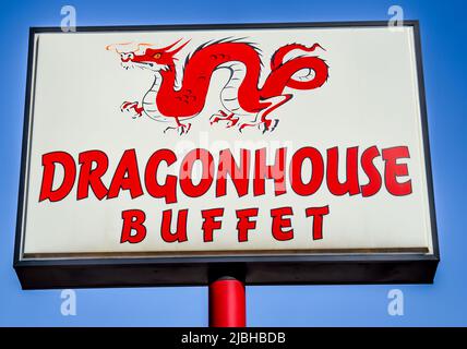 An einem sonnigen Tag in Charlotte, North Carolina, bietet das frei stehende Marken- und Logo-Schild von „Dunghouse“ ein Buffet in Rot und Weiß vor einem klaren blauen Himmel. Stockfoto