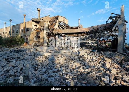 Kiew, Ukraine. 5.. Juni 2022. Ein beschädigtes Gebäude in einer Eisenbahnreparaturanlage in Kiew nach einer Reihe von russischen Luftangriffen auf das Gebiet, bei denen mindestens ein Mann verletzt wurde, da Russland behauptete, dass osteuropäische Militärwaffen und Fahrzeuge auf dem Gelände gelagert wurden. Die Hauptstadt hat seit Wochen keine russischen Angriffe mehr erlebt, bevor dieser Luftangriff die Reparaturanlage traf, wobei Moskau die Offensive auf den Donbass intensiviert. (Bild: © Daniel Ceng Shou-Yi/ZUMA Press Wire) Stockfoto