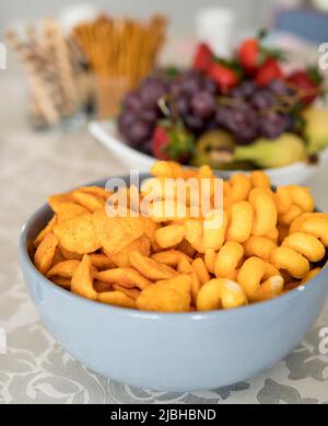 Verschiedene Arten von Chips in einer Schüssel auf einer Heimparty Stockfoto