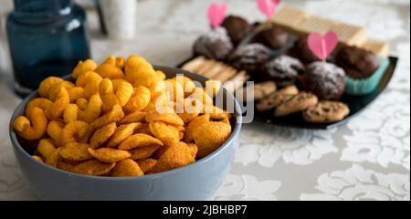 Verschiedene Arten von Chips in einer Schüssel auf einer Heimparty Stockfoto