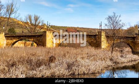 Römische Brücke von Soria über den Fluss Duero Stockfoto