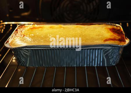 Italienische Lasagne Auflauf ist im Ofen. Stockfoto